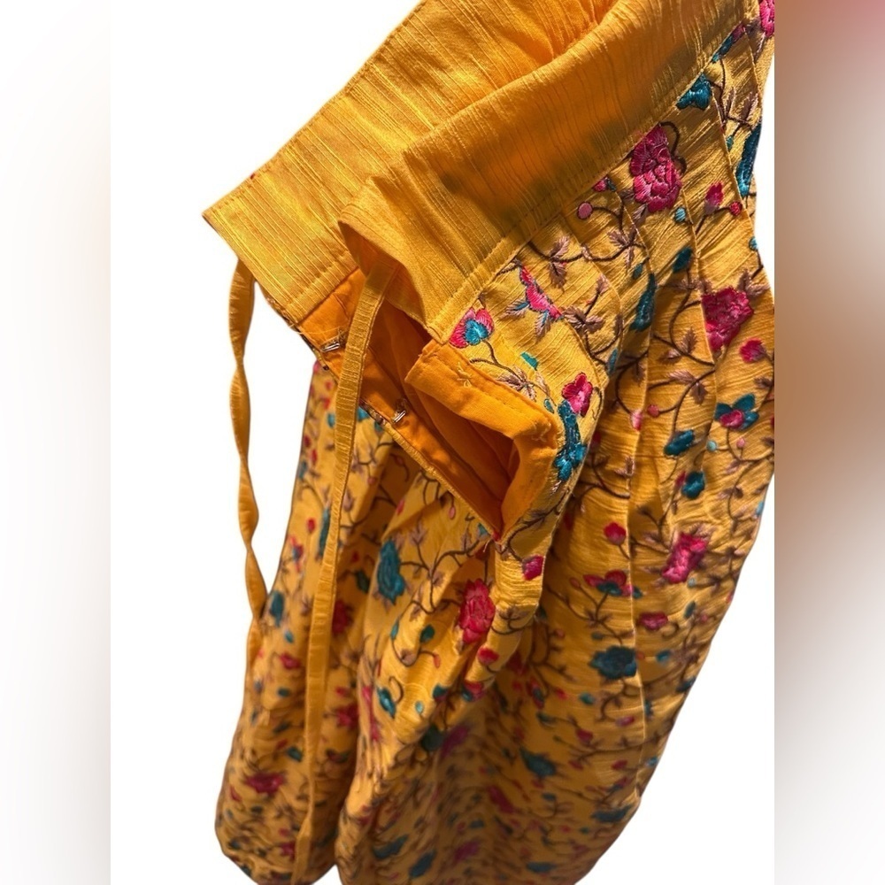 Embroidered Floral Yellow Skirt size 30 - Picture 9 of 9